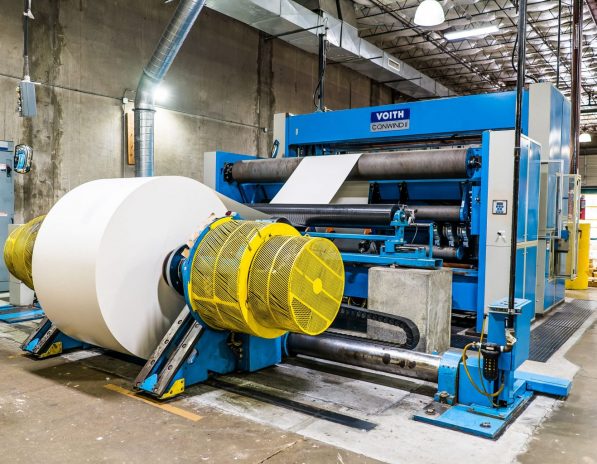 A DSC08845 rewinder with roll machine in factory